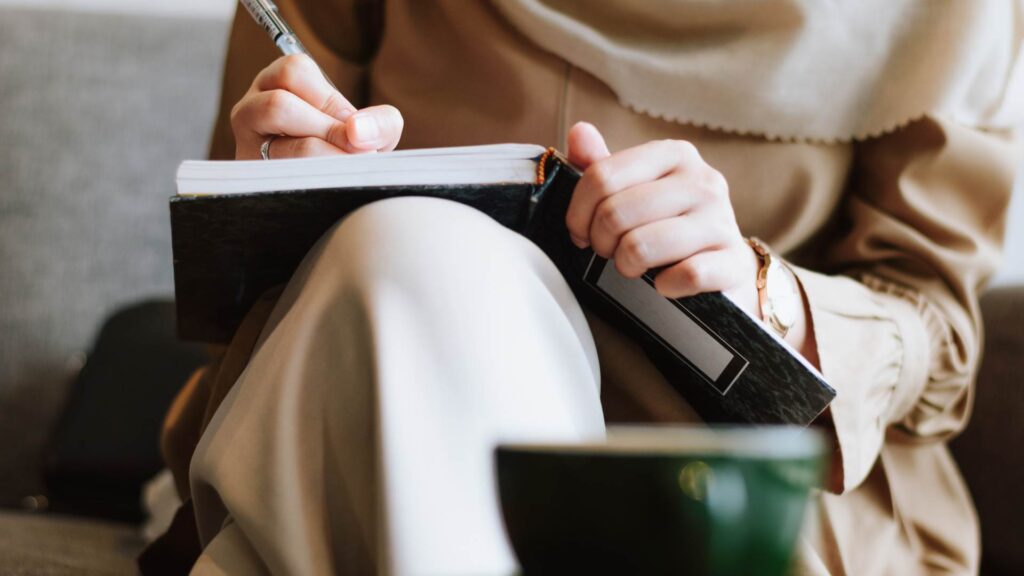 7 Morning Journal Prompts for Positive Thinking